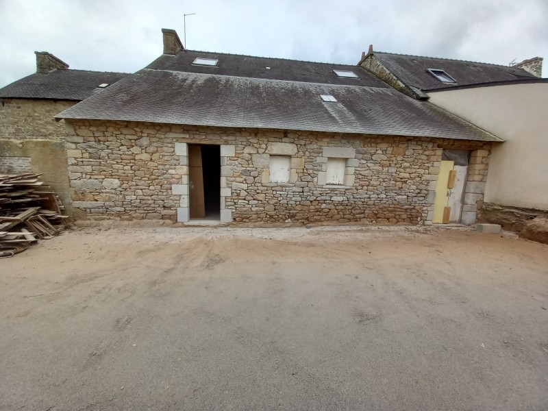 Sablage sur une maison de pierre